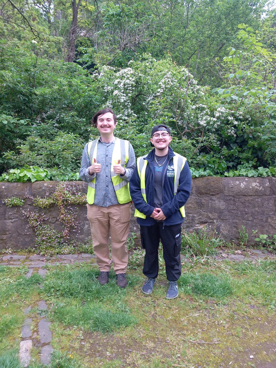 ForthRiversT's tweet photo. Cheery faces of Michael (left) and Eli (right) after a busy morning of activity! Estimated 10-15 (tonne-)bags of vegetation trimmed and redistributed, + a well-earned tea/biscuit break. Thanks again for the link-up opportunity @WOLCT, see u soon!𦦠#NewtoNature #workingoutdoors https://t.co/OXzIwTDdWS