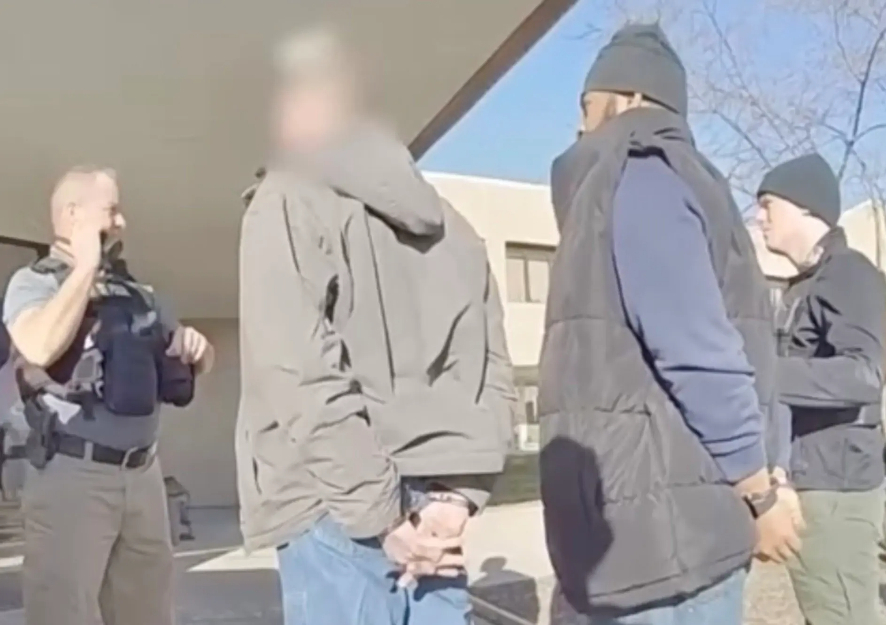 Face2faceAFRICA's tweet image. ICYMI: Hospital worker files lawsuit after police handcuffed and held him at gunpoint while he was playing gunman during active-shooter drill. &amp;gt; bit.ly/3pWZXe1 #F2FA #africa #panafrican #diaspora