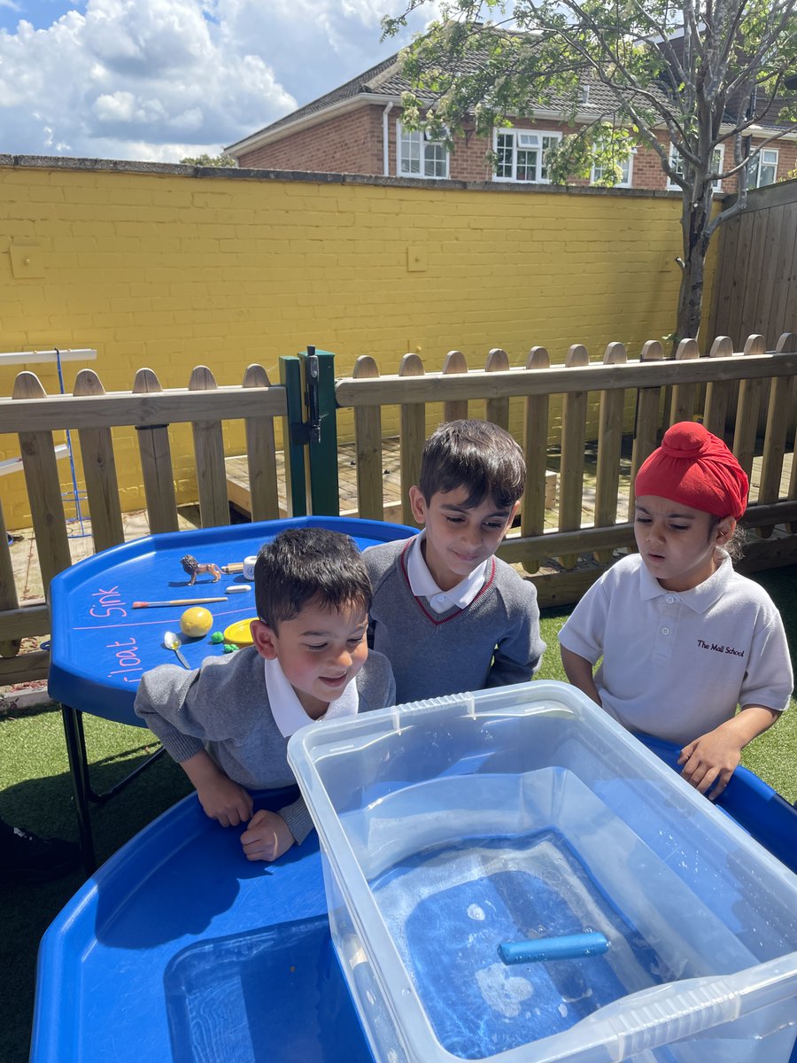 Themallschool's tweet photo. In Reception we have been learning the properties of different objects and discussing whether they thought that each item would float or sink.
#ignitetheloveoflearning #themallschool #flot #sink #floatorsink #experiment #reception #twickenham #richmond https://t.co/DDMJWbyGel