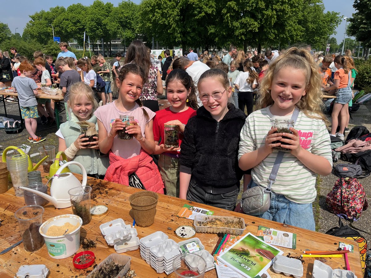 Vandaag in gesprek over de natuur met kinderen tijdens het Kinder Biodiversiteit Festival van <a href="/Boomfeestdag/">Boomfeestdag</a> Provinciehuis <a href="/Brabant/">Provincie Noord-Brabant</a> Waterschalen kleien, nestkastjes timmeren en een terrarium maken... 350 blije gezichtjes hier.