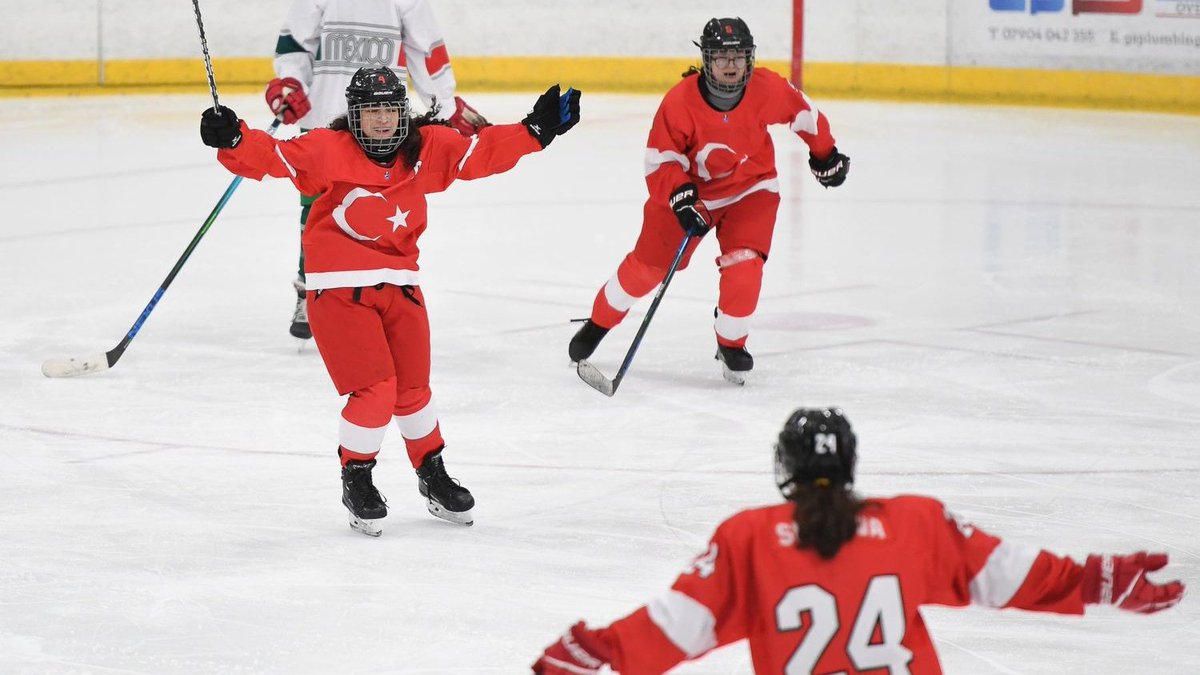 #Gangwon2024'e Buz Hokeyi Kadın Takım Kotası!

Buz Hokeyi U18 Kadın Milli Takımımız, IIHF U18 Dünya Şampiyonası’nda elde edilen sonuçlar sonrasında oluşan Dünya Sıralaması Listesine göre Gangwon 2024 Kış Gençlik Olimpiyatları'nda 3x3 formattaki turnuvada yarışmaya hak kazandı👏🇹🇷