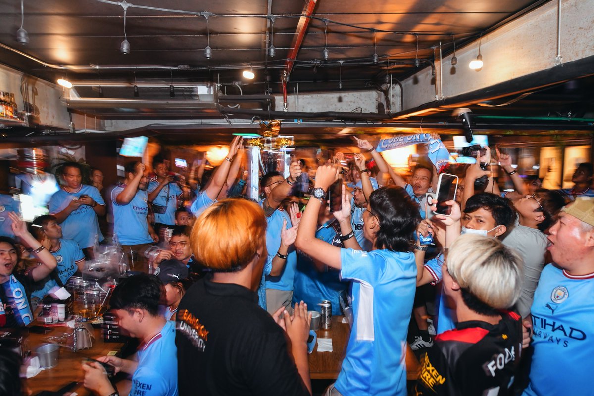 ManCityTH's tweet photo. ขอบคุณแรงสนับสนุนอันมหัศจรรย์จากซิติเซ่นส์ชาวไทย! 🇹🇭💙

กลุ่มแฟนบอล Official Supporters Club Bangkok รวมตัวกันส่งเสียงเชียร์และเฉลิมฉลองในค่ำคืนที่เราชูถ้วยแชมป์พรีเมียร์ลีก 🏆 https://t.co/rfFWGLyq6W