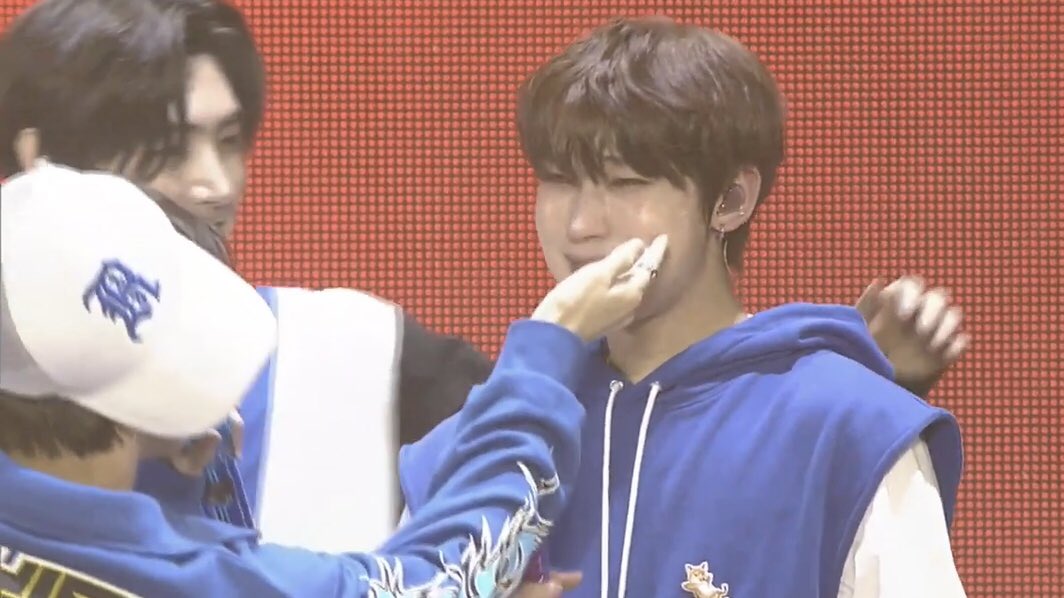strawverysunsun's tweet photo. "No tengo un alma gemela, pero si tuviera que decir quién creo que sería, diría Sunghoon hyung y Jungwon porque es con quienes soy más cercano y he conectado mucho " - Sunoo https://t.co/0bfcE90lZk
