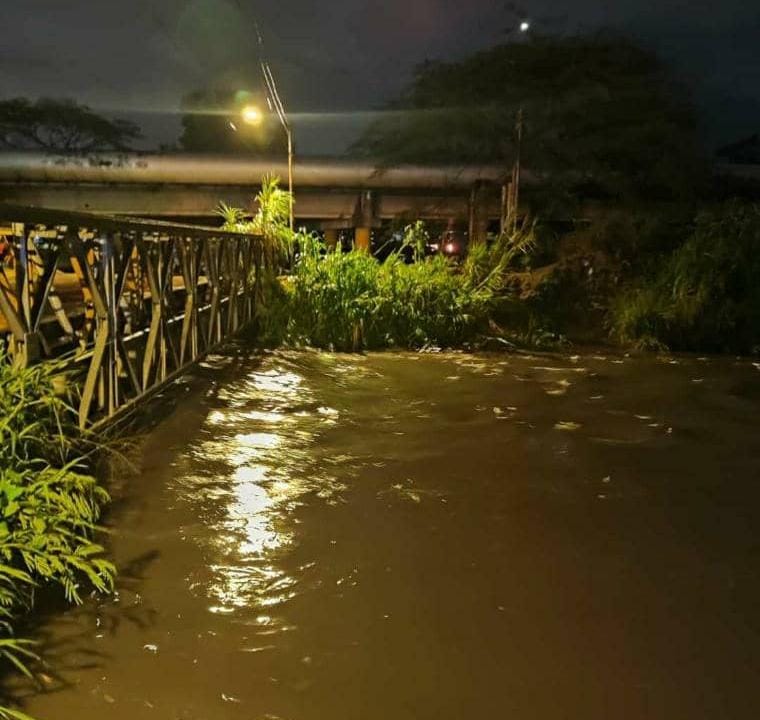 FabiManciini's tweet photo. RT hcapriles "RT @CronicaUno: #22May Varias comunidades al sur de #Maracay, amanecieron inundadas, luego de las fuertes #lluvias caída durante toda la noche del domingo y madrugada del lunes. En Rio Blanco Dos, los propios vecinos intentaban despejar… https://t.co/NOPcr4xqJS"