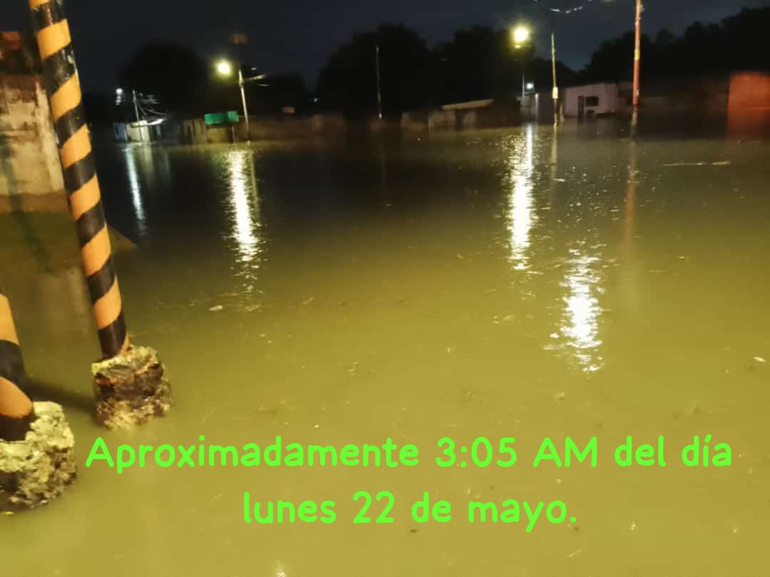 FabiManciini's tweet photo. RT hcapriles "RT @CronicaUno: #22May Varias comunidades al sur de #Maracay, amanecieron inundadas, luego de las fuertes #lluvias caída durante toda la noche del domingo y madrugada del lunes. En Rio Blanco Dos, los propios vecinos intentaban despejar… https://t.co/NOPcr4xqJS"