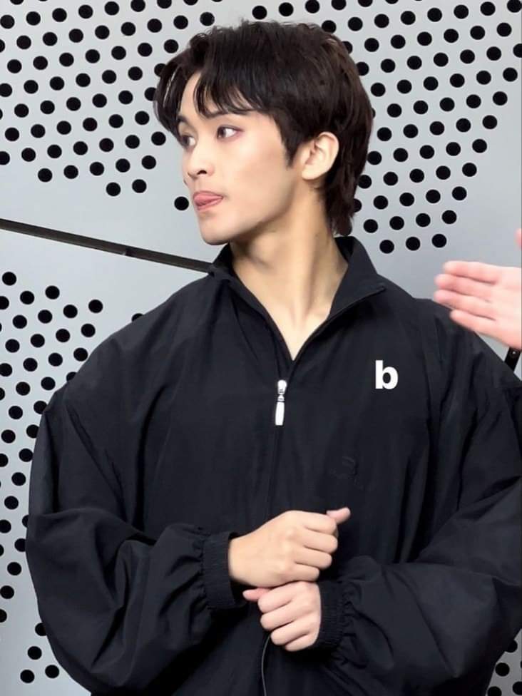 cry4lmk's tweet image. are you insane