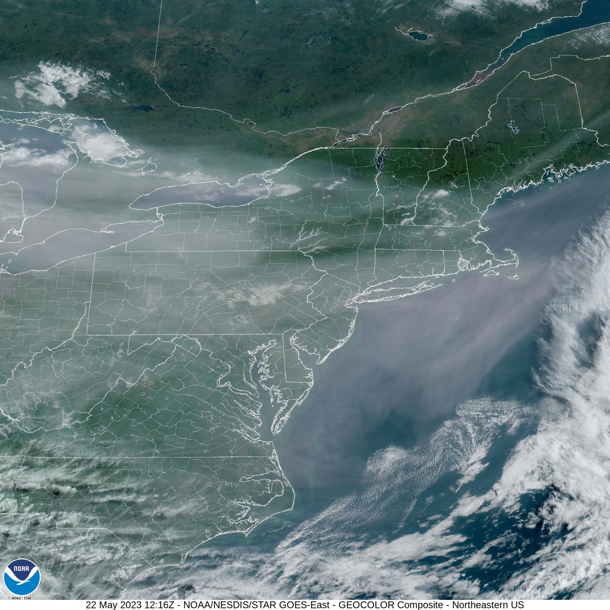 NWSNewYorkNY's tweet photo. The smoke is really making its presence known on the GOES-16 satellite imagery from Canadian wildfires. It created a vivid sunset last night and sunrise this morning. The graphic attached shows you why the sky changes color on smoky days. #NYwx #CTwx #NJwx https://t.co/8fEcb10hzG