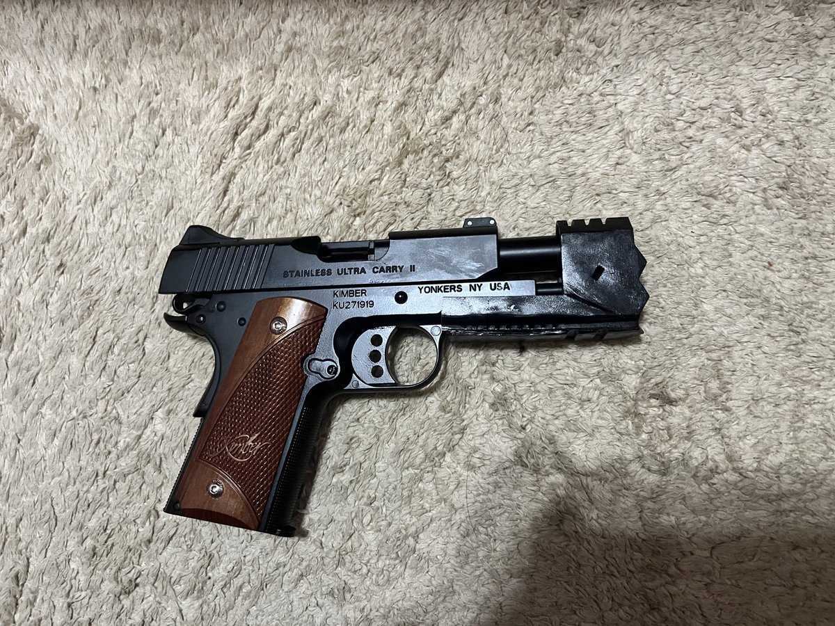 NZMKKE's tweet photo. 正好看到短款的1911出了，于是在有限的条件下废物利用了一回，姑且搞出了相对接近的样子。
外观方面（尤其是握把和扳机）肯定和定制的道具完全不能比，但是这小玩具的握把保险，空挂，还有这个压手的分量就比道具爽多啦~  买不到原版玩具只能凑合了 TωT
反正不是我用~哼~ https://t.co/BBuu9c1Dr6