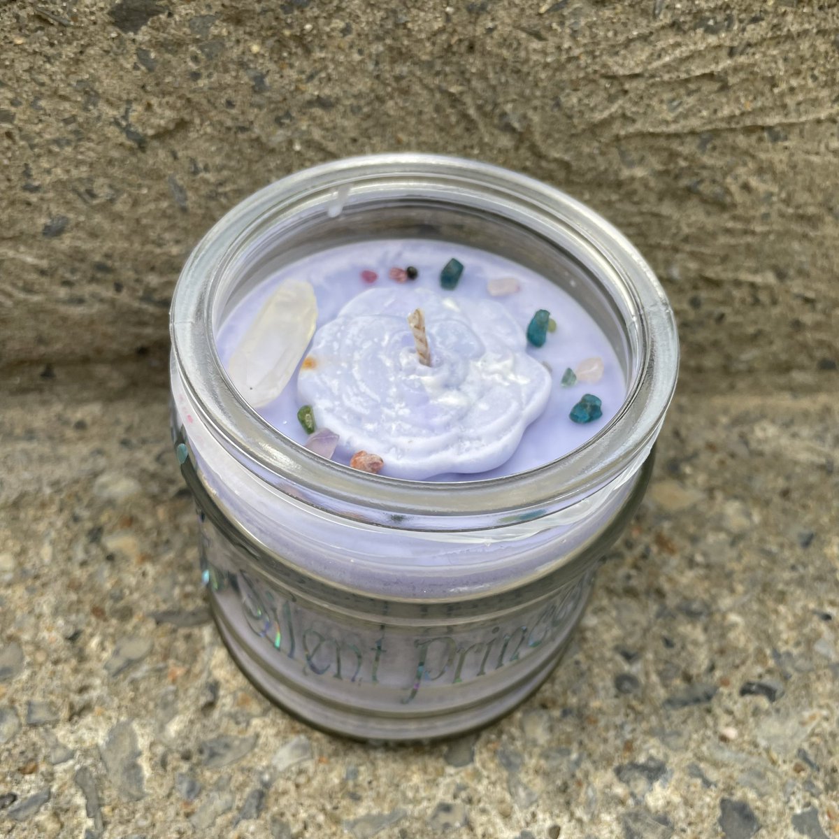 MaddyMajick's tweet photo. ✨🪻Silent princess is an ode to the legend of Zelda. A warm sultry black violet saffron paired with cool fresh rainwater this scent will elevate any space. Topped with clear quartz and blue apatite this candle is great for opening the throat chakra and communication 🪻 ✨ https://t.co/4LPm3Mekq5