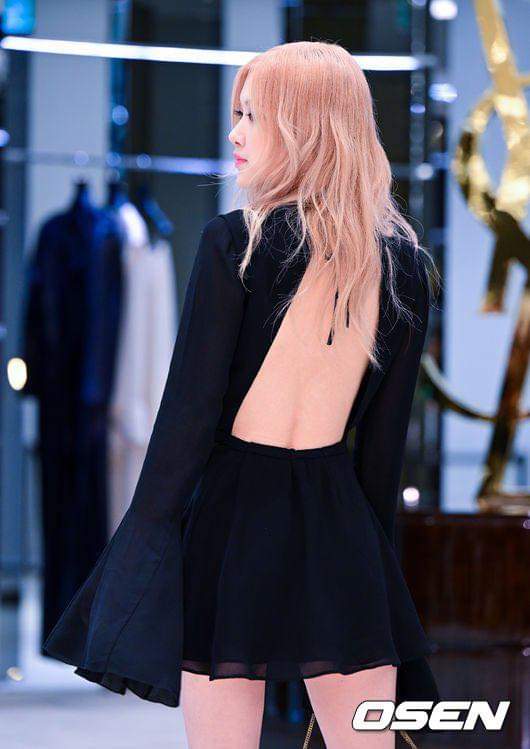 #ROSÉ xinh đẹp tại Pop up YSL
ROSÉ AT YSL POP UP 
#ROSÉxYSLPopUp #ROSÉxSaintLaurent 
<a href="/YSL/">SAINT LAURENT</a>