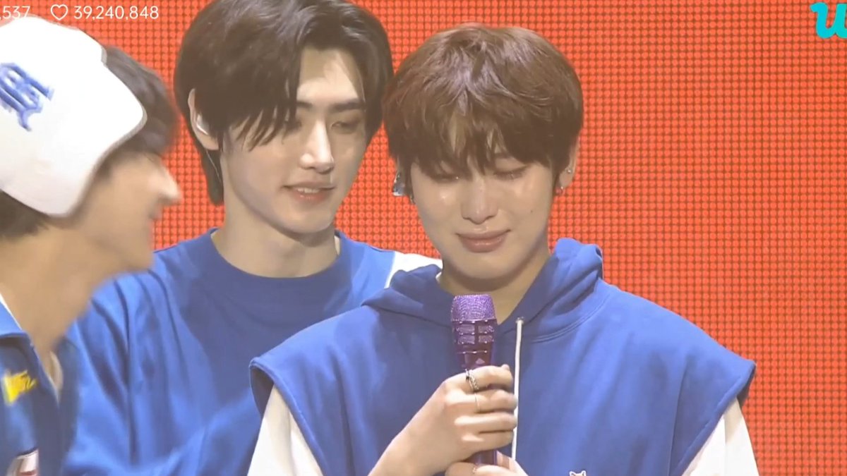 on Twitter "CRYING THROWING UP PUNCHING THE WALL 😭😭"