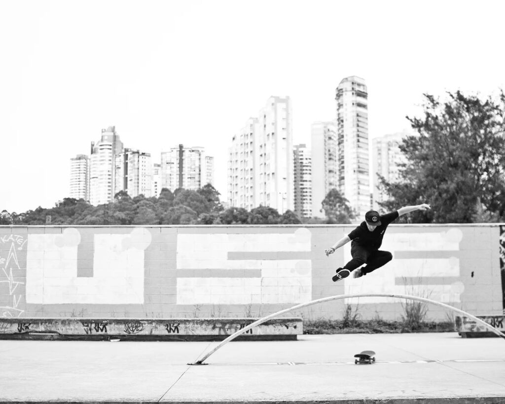 acho que essa foto é de 2012 ou antes, das primeiras gravações que eu <a href="/zodi_official/">Zodi</a> e o <a href="/anderson_tuca/">CoachAndersonRibeiro</a> fomos gravar o #pelarua pro @canaloff 
○
@lucasxaparral sempre andando de skate pra cacete, dando risada e fazendo a gente rir. Obrigado por andar… instagr.am/p/Csi4K_7LcVG/