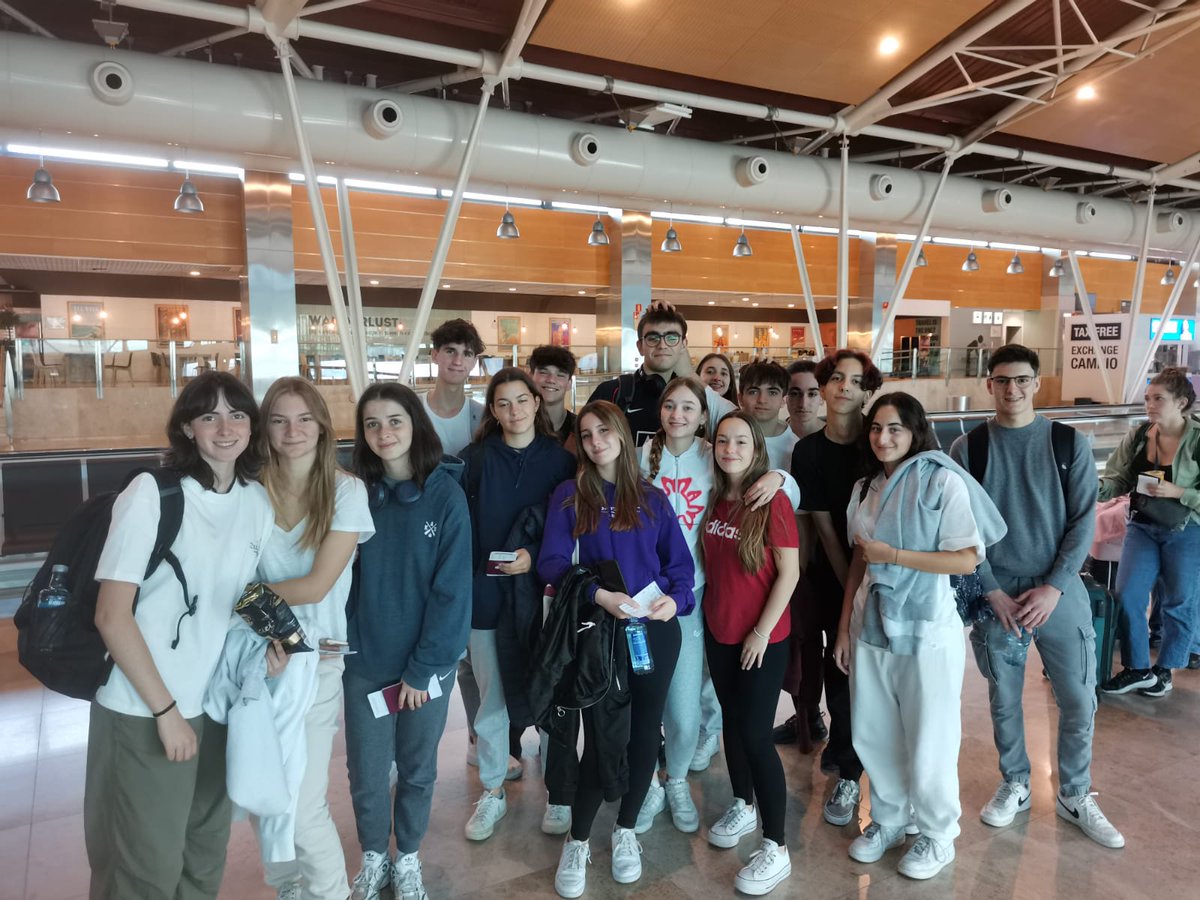 CIDEcooperativa's tweet photo. 20 alumnes de 1r de Batxillerat estan gaudint durant dues setmanes d'un "intercanvi-estada" amb famílies de la ciutat de Victoria (Minnesota). Durant els dematins, els i les joves van a l'escola Holy Family,i la resta els passen amb les seves famílies d'acollida @CooperativaCIDE https://t.co/qLkLbgcS3S