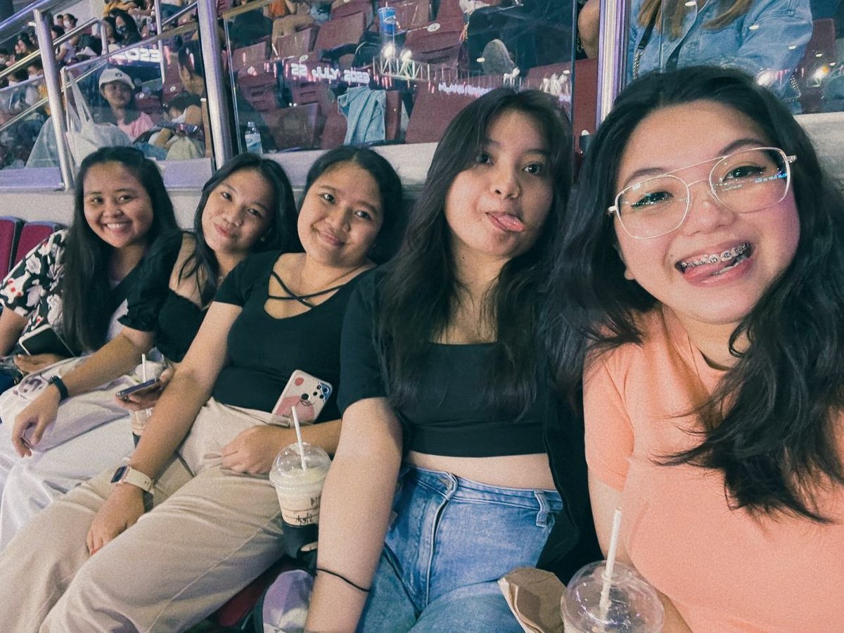 malambingnabea's tweet photo. sa moa arena pa rin naman pala talaga ang bagsak ng meet up. 🤸🏻‍♀️ https://t.co/cxnK5xW7YB