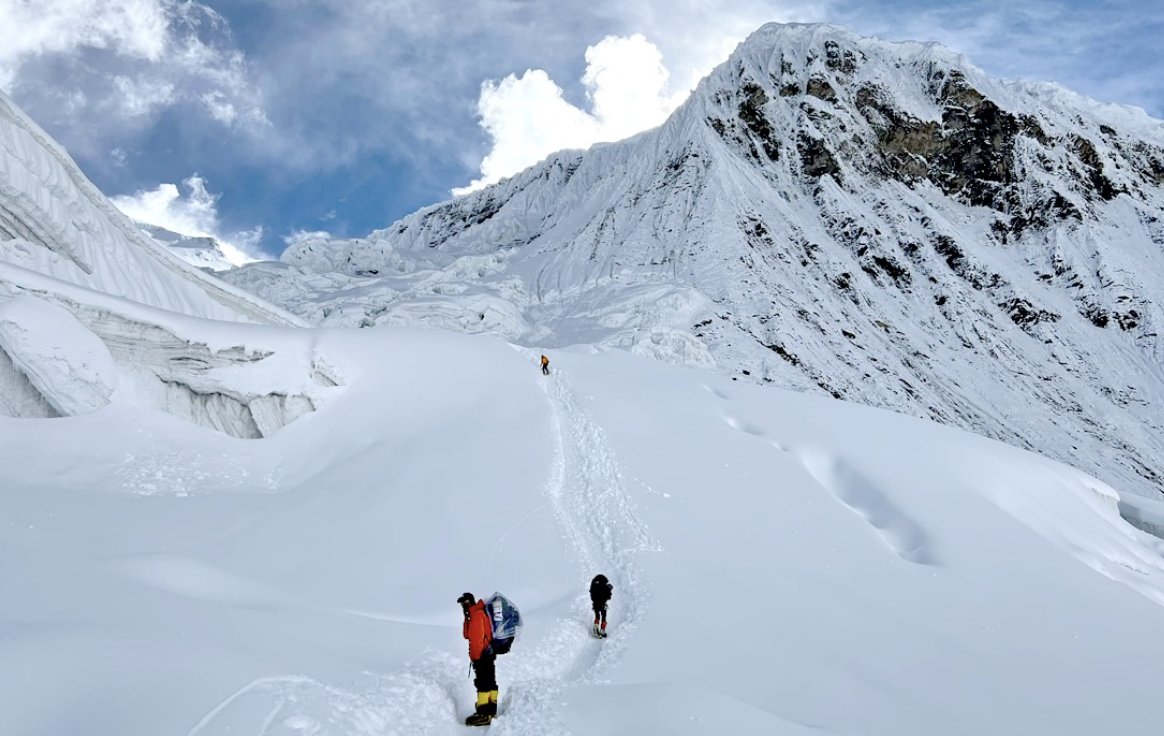 bernamadotcom's tweet photo. Rakyat Malaysia takluk 7 puncak tertinggi selepas tawan Everest hari ini 

https://t.co/capwLLQ1d8 https://t.co/Xhcnj2OuVl