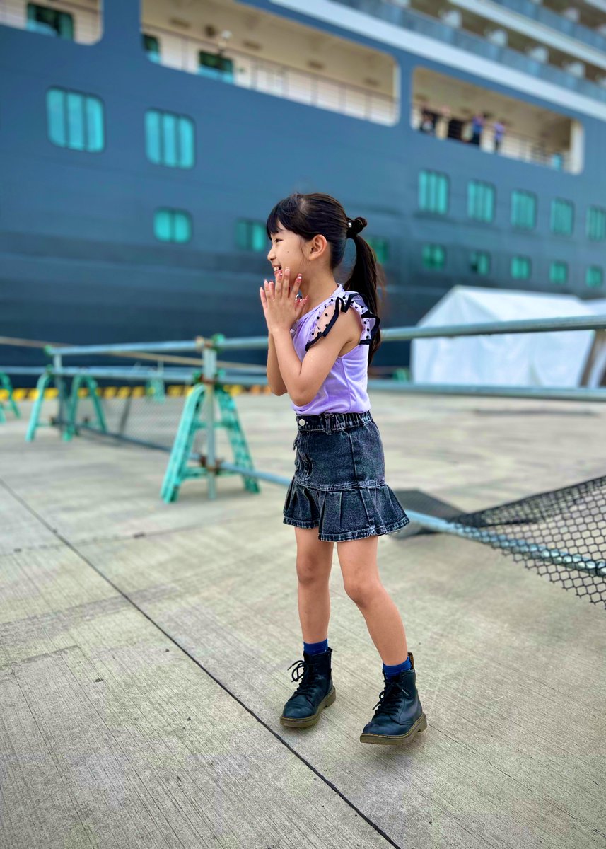 nagom_in's tweet photo. 素敵な笑顔とポーズを見せたすぐその後に、彼女は突然走り出した❗️きっとこの10万トンの船と競争したかったのであろう…完。
※違います💦鬼ごっこしてたからです❣️しかし速いっ🌬️
2023/05/21
クイーン・エリザベス号
寄港イベント 油津港
#RealSteppersProduction
#QueenBee
#DancingFairys
#きこ https://t.co/qyw4ZFzyhu