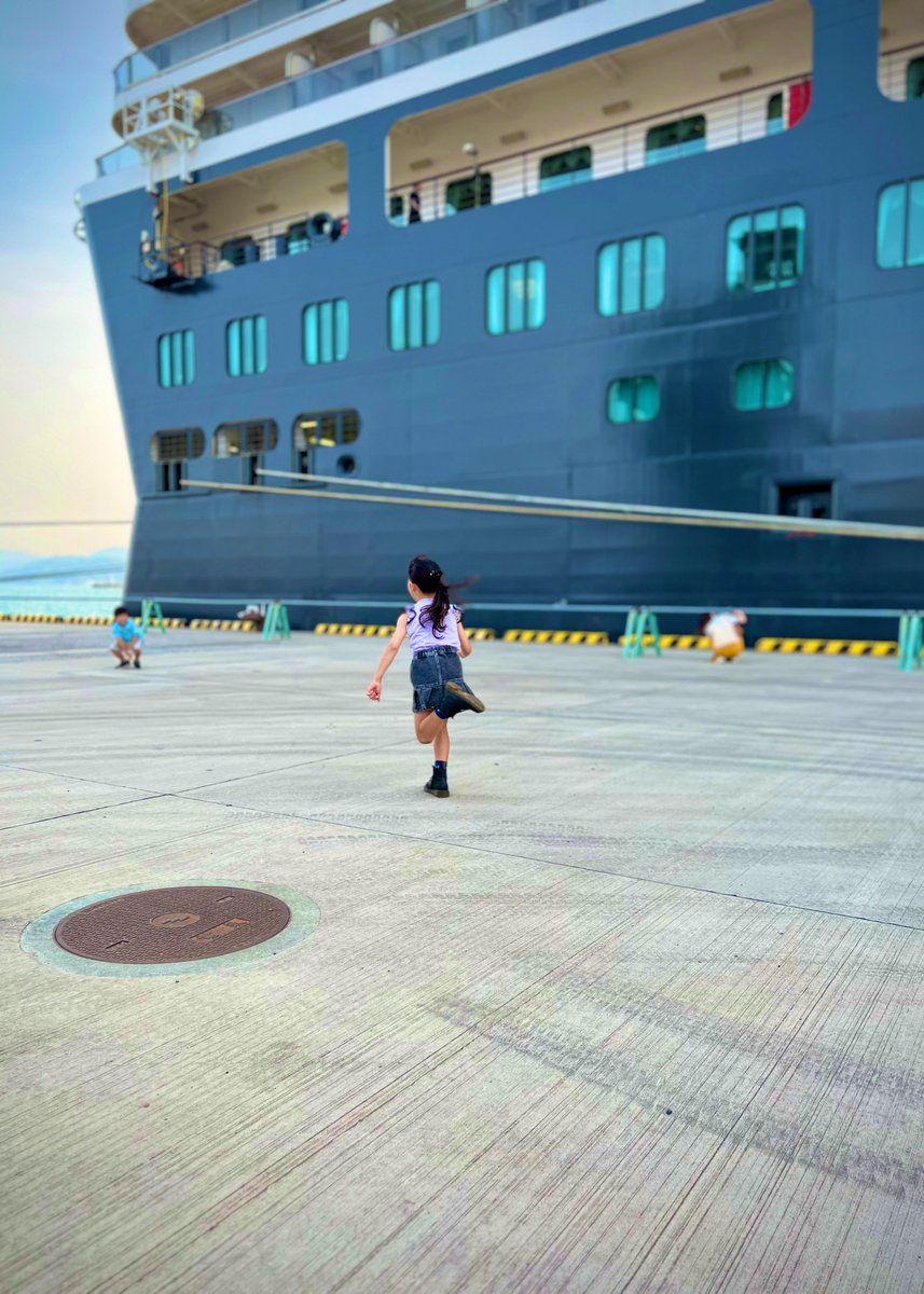 nagom_in's tweet photo. 素敵な笑顔とポーズを見せたすぐその後に、彼女は突然走り出した❗️きっとこの10万トンの船と競争したかったのであろう…完。
※違います💦鬼ごっこしてたからです❣️しかし速いっ🌬️
2023/05/21
クイーン・エリザベス号
寄港イベント 油津港
#RealSteppersProduction
#QueenBee
#DancingFairys
#きこ https://t.co/qyw4ZFzyhu