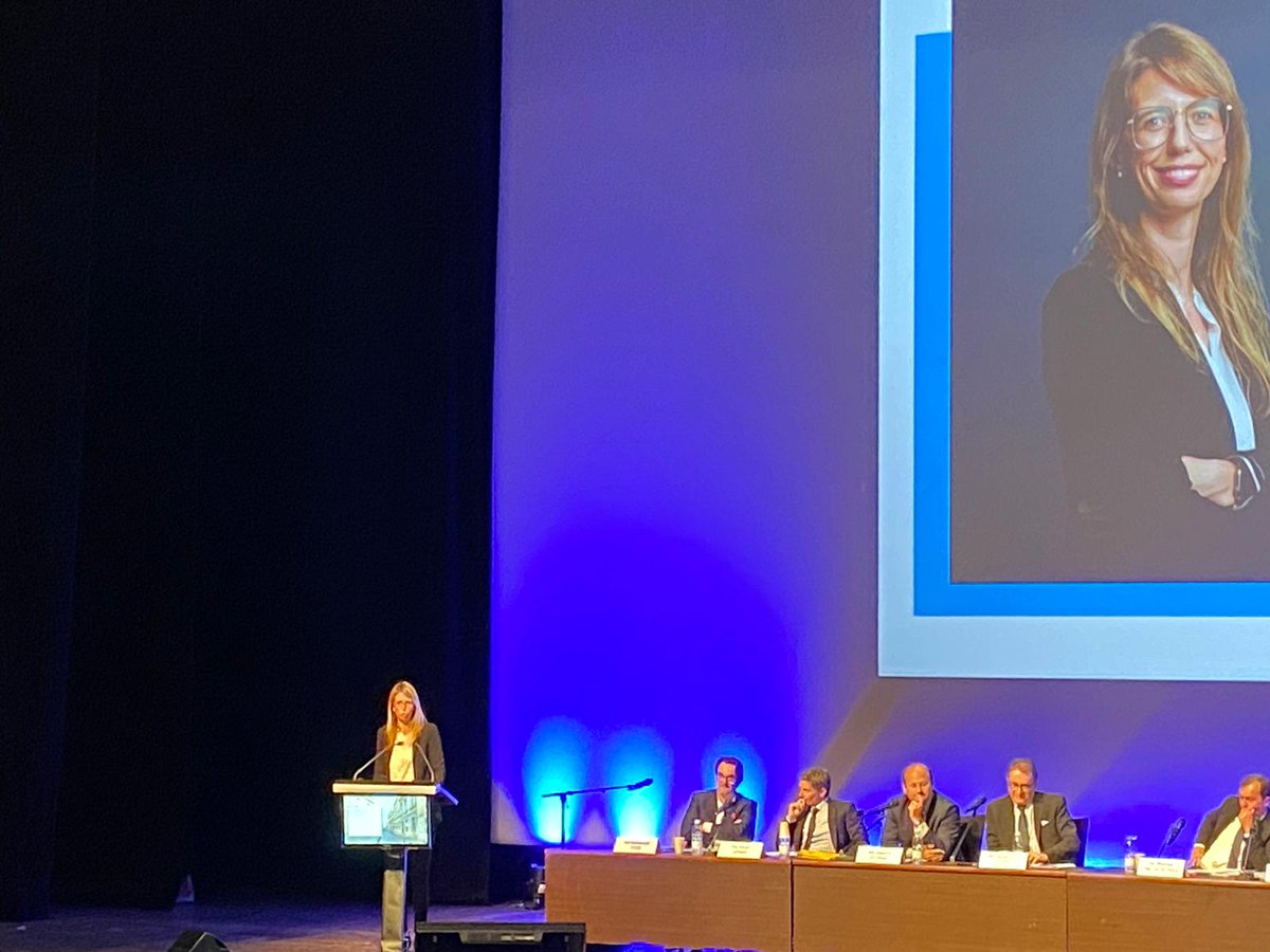 notaires33's tweet image. Le mercredi 17 mai a eu lieu l’assemblée générale des #notaires de la #compagnie girondine.

25 notaires nouvellement nommés ont prêté #serment.

Me Delphine DETRIEUX a été élue présidente de la Chambre pour 2 ans.