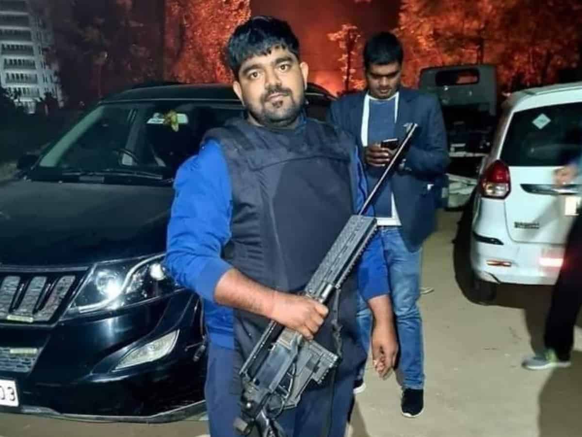 varthabharati's tweet photo. ಯುವಕರನ್ನು ಜೀವಂತ ಸುಟ್ಟ ಪ್ರಕರಣ: ಬಜರಂಗದಳದ ಮೋನು ಮನೇಸರ್‌, 20 ಇತರರ ವಿರುದ್ಧ ಕೇಸ್‌ ದಾಖಲಿಸಿದ ಪೊಲೀಸರು
#MonuManesar #bajarangdal #JunaidNasirmurder 
Read More here https://t.co/0sftLmnvNa https://t.co/gQVyapbNLj