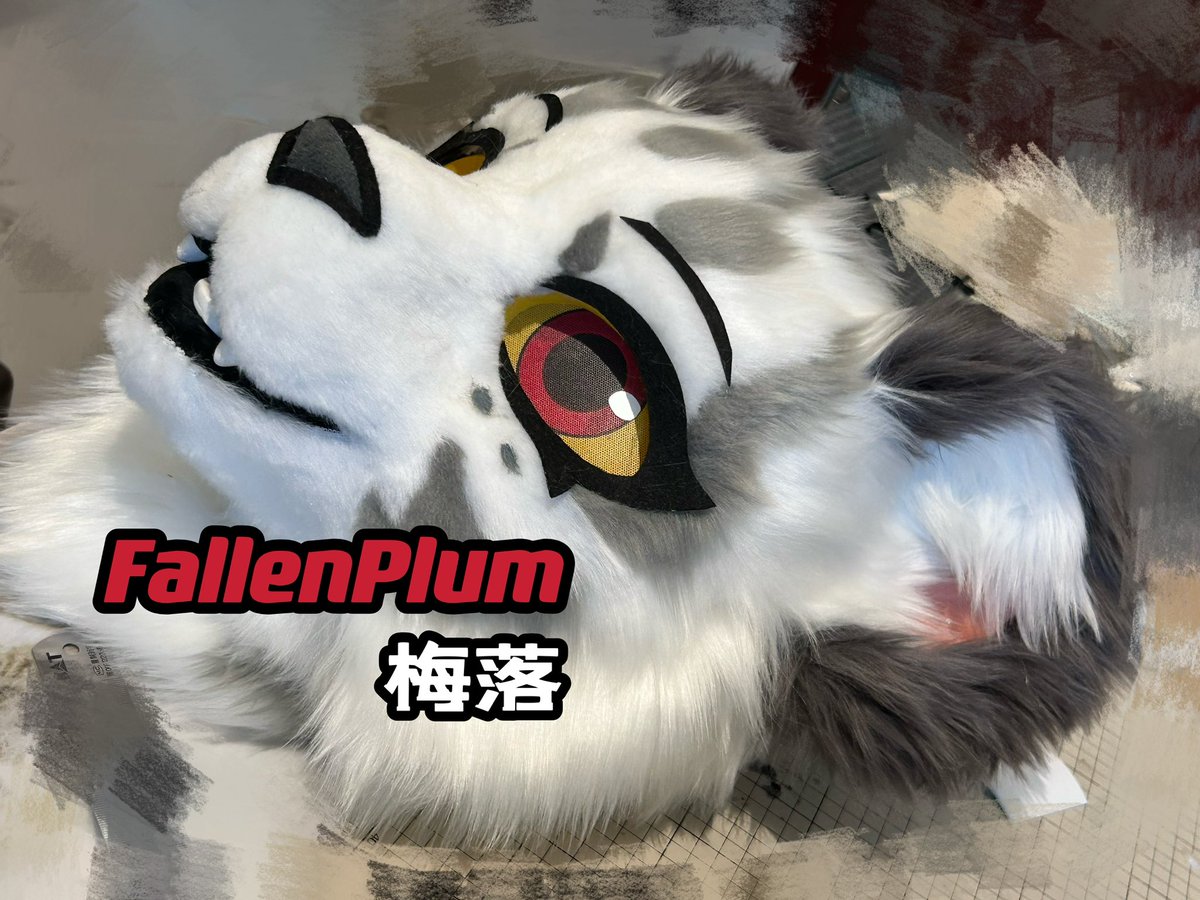 FallenPlumTiger's tweet photo. This gal I made last year Christmas, she is a white tiger who loves punk music and 70s love &amp; peace shenanigans 

#fursuit #fursuithead #fallenplum https://t.co/3ZclxFh5UA