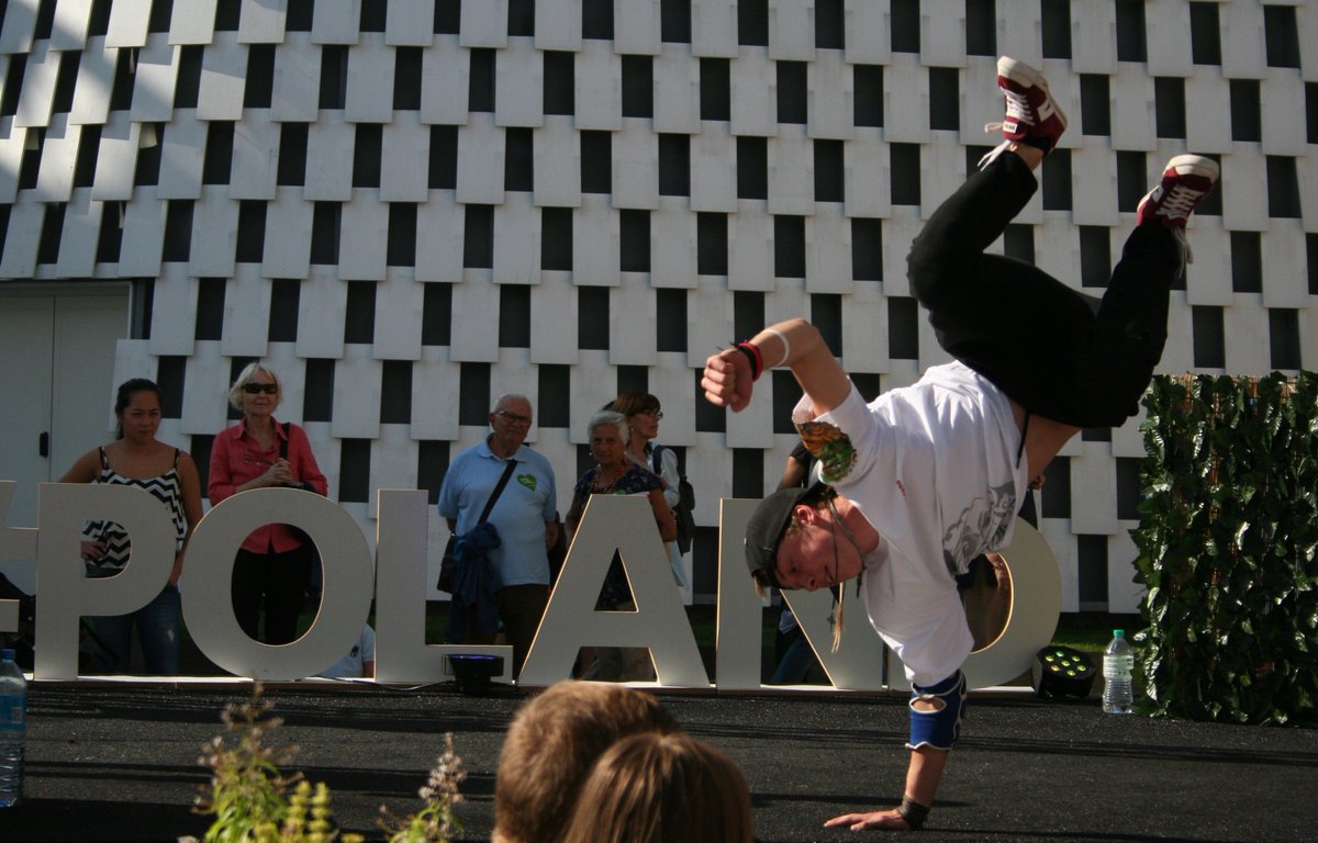 mpaganels's tweet photo. #Bboy performing for #ExpoMilan at the #Poland pavillion.

Shot on #canoneos350d , by #paganels
2018, Milan Italy https://t.co/8xHv7qhAou