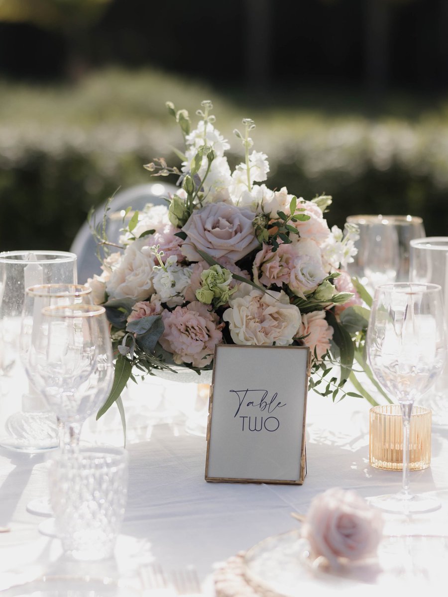 Pretty pastel #floralarrangements in blush &amp; peach for this #outdoorweddingreception in #tenerife  

 licandroweddings.com 

#weddingphotography #licandroweddings #golfwedding #flowers
