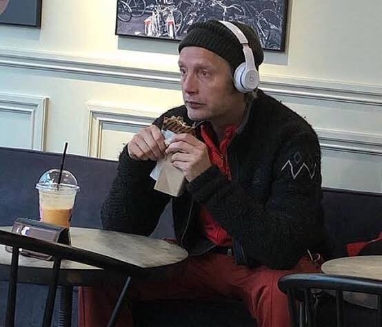 io: siiiii trailer di zerocalcare, daje!! 

"so' un macello aggrovigliato di dolori, solitudine, frustrazione, abbandono e senso di colpa" 

io:
