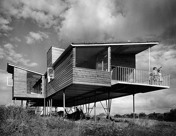 Casa de madera sobre pilotes. 
Brentwood | Essex (1953)
David Jenkin Ph: John Pantlin
#Arquitectura  #Architecture