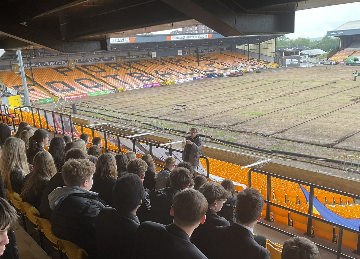 EHS_CCSBS's tweet photo. Absolutely fantastic day @OfficialPVFC on Friday - thank you!
Our Year 10 @endonhighschool Business Studies students learnt so much about the daily operations involved in running a real business, and loved coming up with new marketing strategies for upcoming PVFC projects! https://t.co/eDwU5FLqok