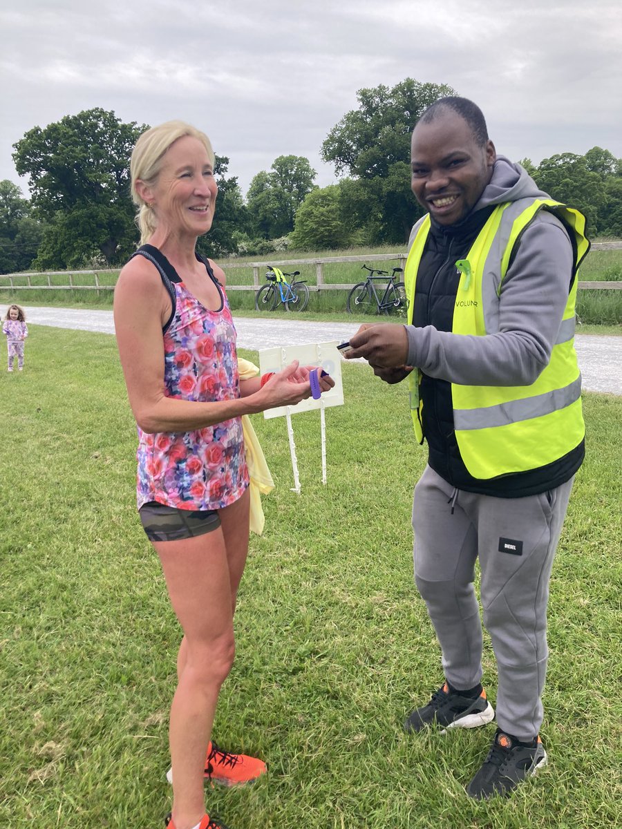 Monday morning inspiration has to be @cat_mckiernan who is pictured here having her barcode scanned by Alouis. She blew away the ladies course record and stayed to chat for ages afterwards 🌟
#parkrunabú 
#parkrunfamily
#loveparkrun