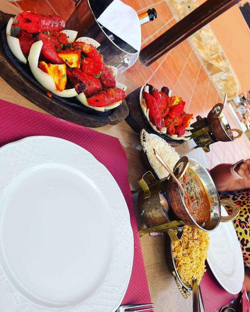 Found an amazing place for tea last night @bollywood_spices_fuerteventura 
Food was amazing.
As you know from our @slimmingworldpodcast @rachelfalcus_slimmingworld loves to pre-check a menu before we go. So we already had some lower syn options in mind. … instagr.am/p/CsiahqEIu0e/