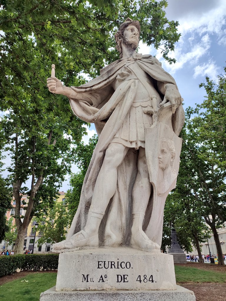 madridarabe's tweet photo. Ni Eurico ni Ataulfo nacieron en la península ibérica. De #hispano tienen nada y menos pero se les considera reyes "españoles". Así lucen en la plaza de Oriente de #Madrid junto a otros reyes hispanos. No busques a #emires ni #califas, no los encontrarás, no son de aquí 🤦 https://t.co/9F8X6MUOqr