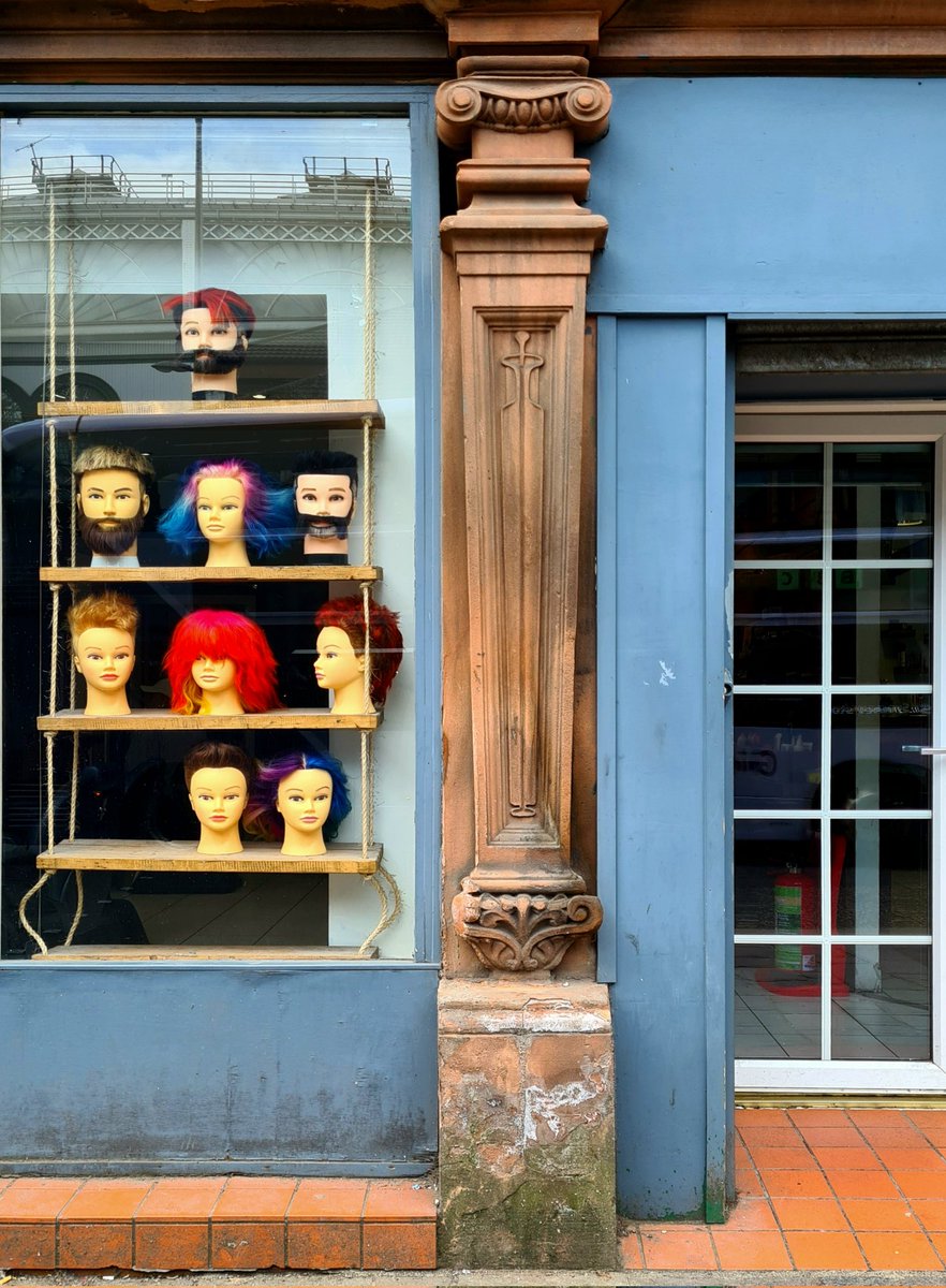 is_glasgow's tweet photo. If you can tear your attention away from the wigs in this window on Oswald Street in Glasgow, there's a beautifully carved pilaster just to their right!

#glasgow #oswaldstreet #architecture #glasgowarchitecture #glasgowbuildings #wigs #pilaster https://t.co/1sQsxmUOCq