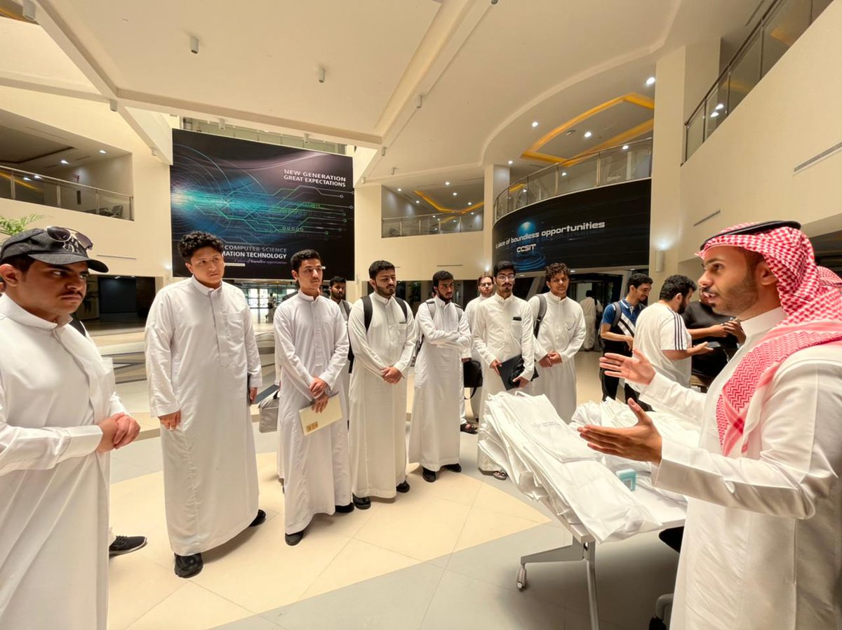 IAU_CCSIT's tweet photo. #يحدث_الآن
جانب من زيارة الأكاديمية السعودية الرقمية التابعة لوزارة الاتصالات وتقنية المعلومات للكلية.
تحدث أعضاء الأكاديمية للطلبة عما يتم تقديمه من برامج ودورات لحديثي التخرج واستشكاف الفرص المحتملة للنمو والتطور العلمي والعملي.
#iau_ccsit 
#IAU https://t.co/CFoWHSSI4X