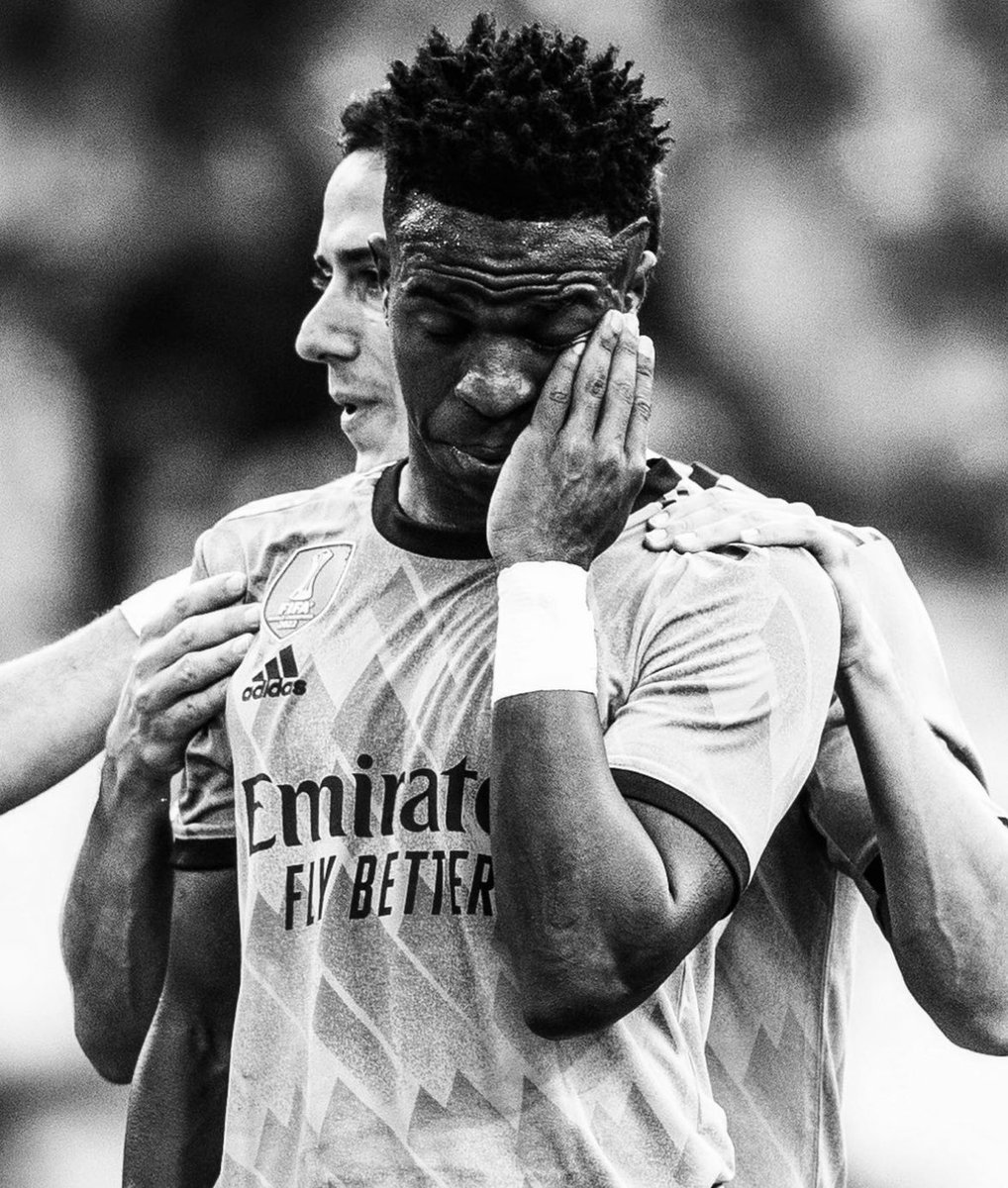 FIFA merekomendasikan 3 langkah yang harus dilakukan jika pemain di lapangan menjadi sasaran rasis suporter :

1. Menghentikan sementara pertandingan dan harus diumumkan oleh Panpel.

2. Seluruh pemain meninggalkan lapangan dan Panpel memberi peringatan jika nyanyian rasis masih