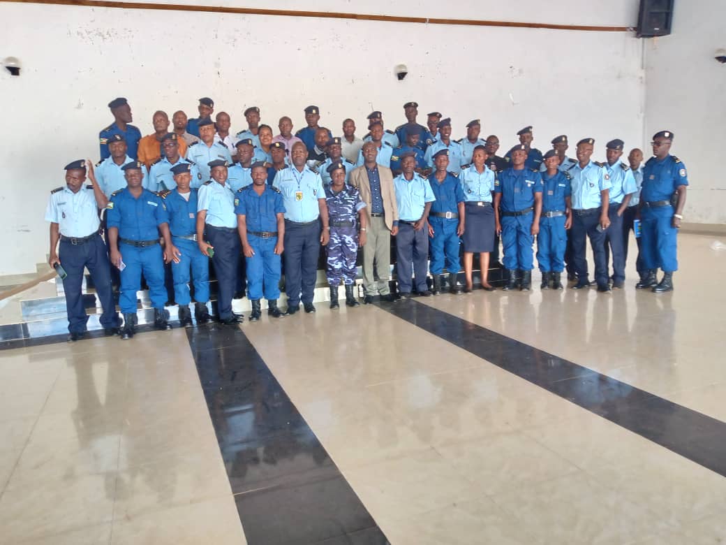CDesarmement's tweet photo. Du 16 au 18 Mai 2023, à GITEGA KIRIMIRO HILL LODGE, la CNAP a organisé un atelier de formation et de sensibilisation des Officiers chargés de l'Administration et de la logistique sur la gestion et la sécurisation des stocks d'armes et de munitions de l'Etat. https://t.co/v4YSCeaSg0