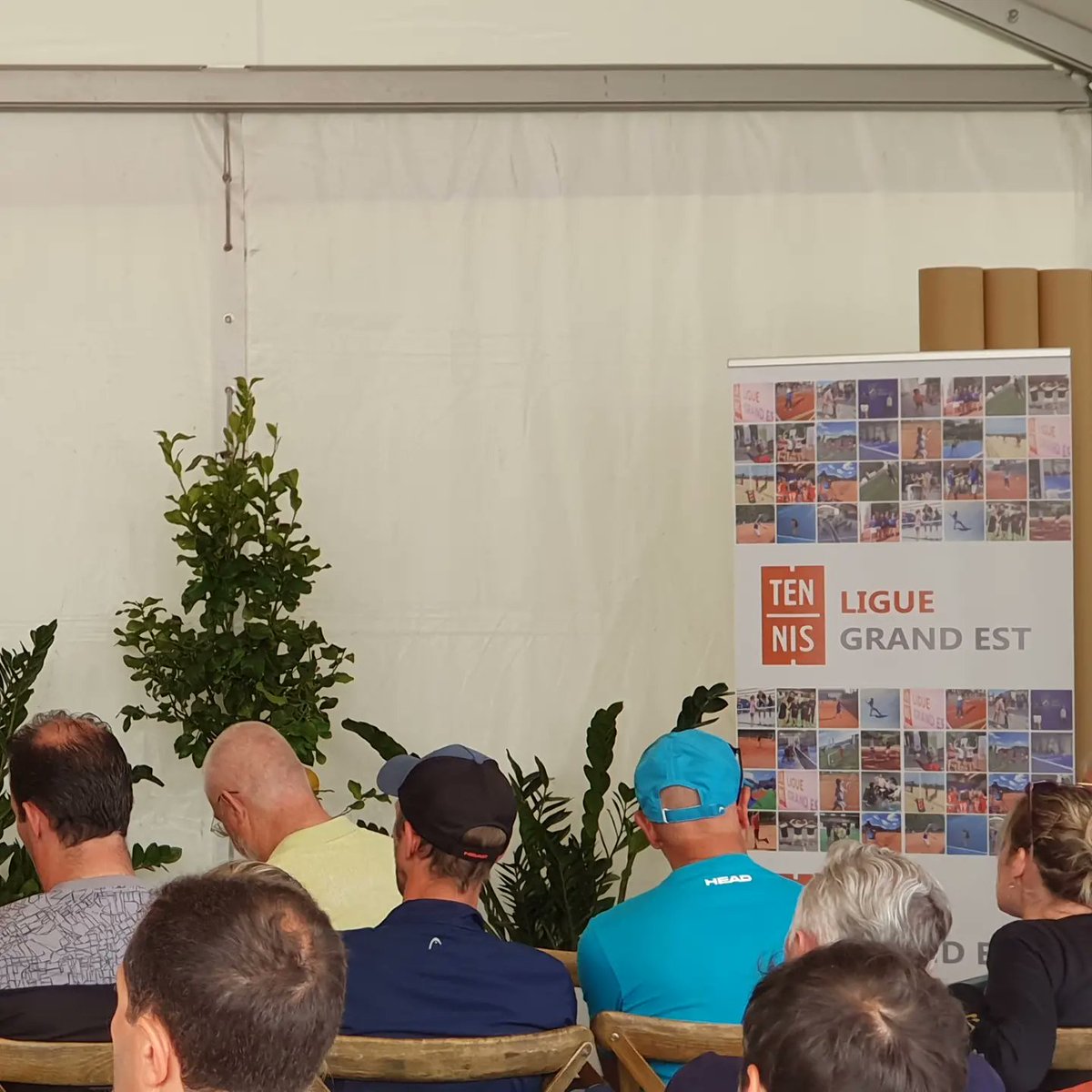 Magnifique début de semaine aux IS, et pas seulement en matière de météo... Nos enseignants sont réunis pour parler notamment de la nouvelle école de tennis.
Immense bravo à D. Naegelen et J. Fechter co directeurs du tournoi pour le réagencement très réussi des espaces VIP !