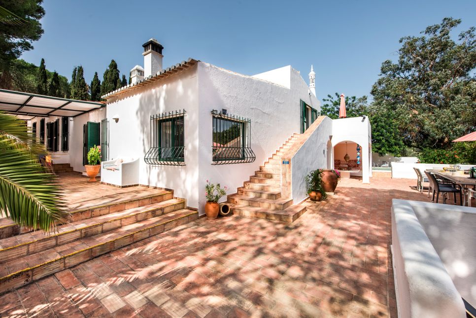 Just steps away from the beaches and the centre of #Lagos, you'll find the B&amp;B #TheArtofJoy. There are several guest rooms, a tennis court and a fine swimming pool. Perfect for your next #sunholiday in #Portugal! 🇵🇹 (bit.ly/43kHQ07)