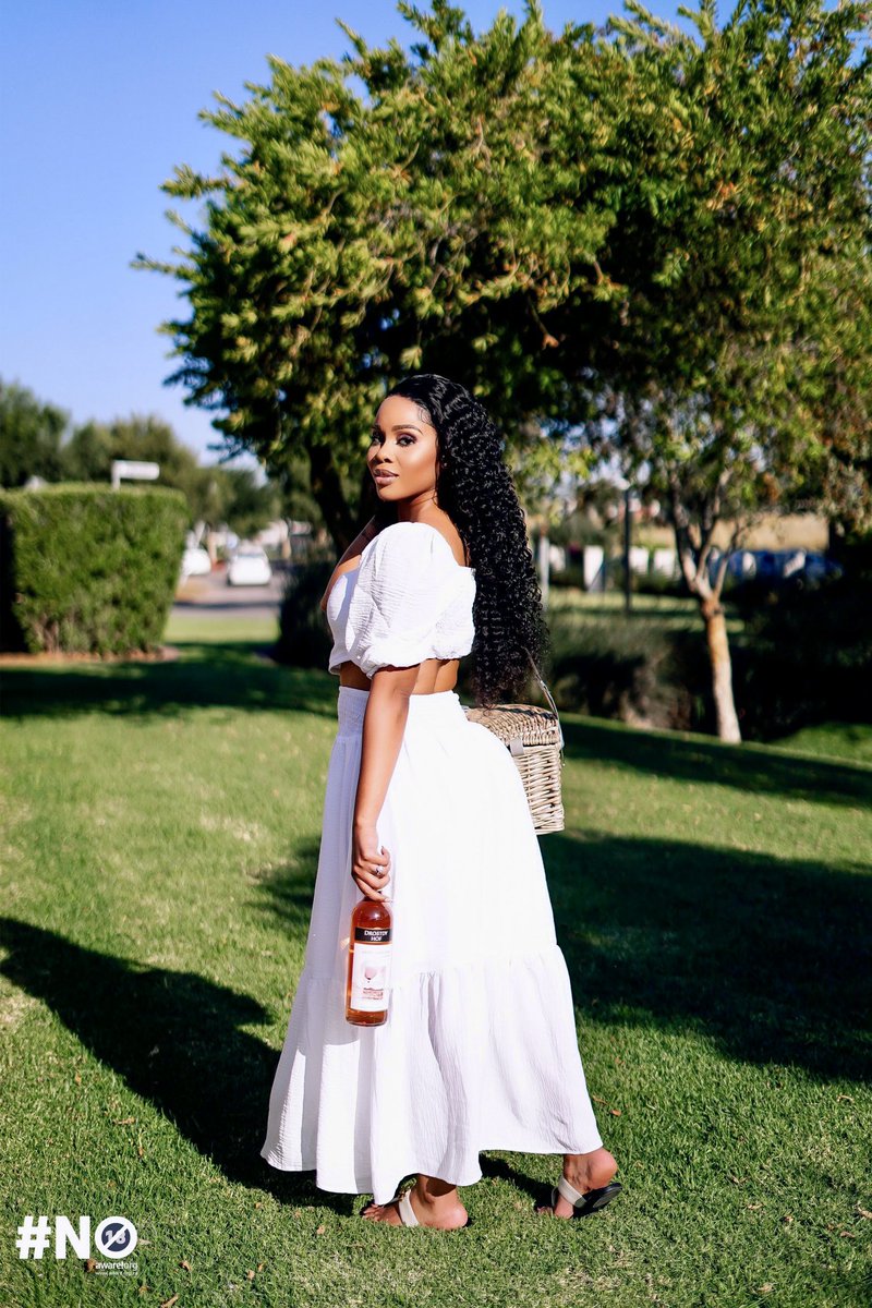 YoNessaLv's tweet image. Wine, Friends &amp;amp; Sunshine? A perfect blend that comes together and gets you feeling fuzzy and happy. 
Have you checked out the Blends and Friends series on @drostdyhofsa YouTube channel with duo Vino Noir @tdotx and @clixwell ? They’ve had some amazing guests!
#BlendsandFriends