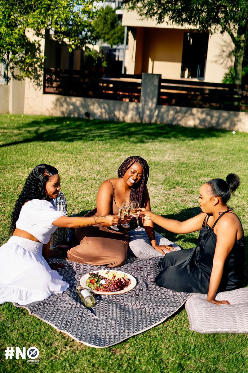 YoNessaLv's tweet image. Wine, Friends &amp;amp; Sunshine? A perfect blend that comes together and gets you feeling fuzzy and happy. 
Have you checked out the Blends and Friends series on @drostdyhofsa YouTube channel with duo Vino Noir @tdotx and @clixwell ? They’ve had some amazing guests!
#BlendsandFriends