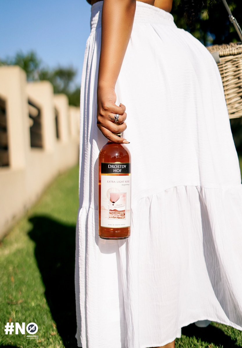 YoNessaLv's tweet image. Wine, Friends &amp;amp; Sunshine? A perfect blend that comes together and gets you feeling fuzzy and happy. 
Have you checked out the Blends and Friends series on @drostdyhofsa YouTube channel with duo Vino Noir @tdotx and @clixwell ? They’ve had some amazing guests!
#BlendsandFriends