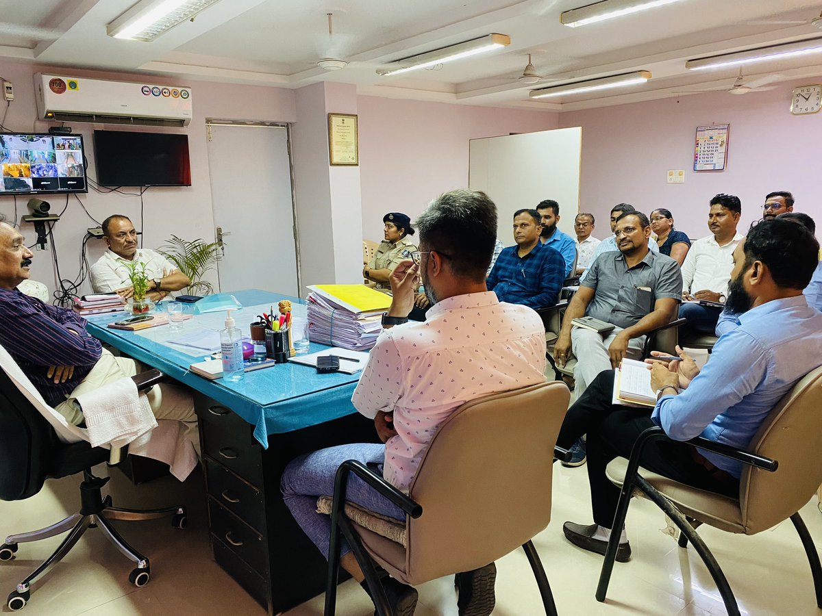 આજરોજ નાયબ જિલ્લા વિકાસ અધિકારી (મહેસુલ)ની અધ્યક્ષતામાં ડિઝાસ્ટર મેનેજમેન્ટ અંતર્ગત આગામી ચોમાસા વખતે પૂર,અતિવૃષ્ટિ,વાવાઝોડુ વગેરે હોનારતથી બચવા આગોતરા આયોજનના ભાગરૂપે ભિલોડા તાલુકા કક્ષાની મીટિંગ કરવામાં આવી.

@CollectorArvali <a href="/prant_modasa/">Prant Officer & SDM Modasa</a> <a href="/AravalliGog/">Info Aravalli GoG</a> <a href="/AlokPandey_IAS/">Alok Pandey IAS</a>