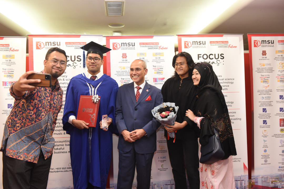 MohdShukriYajid's tweet photo. Congrats to Priestly Ivan Noah Simon, the @MSUCollege 25th Convocation's President Gold Medal Award and all the best student awards recipients at the #Graduasi25. You've done well and I'm proud of your achievements. A good start to your life's journey, keep going. @MSUmalaysia https://t.co/1y63t6rKDW