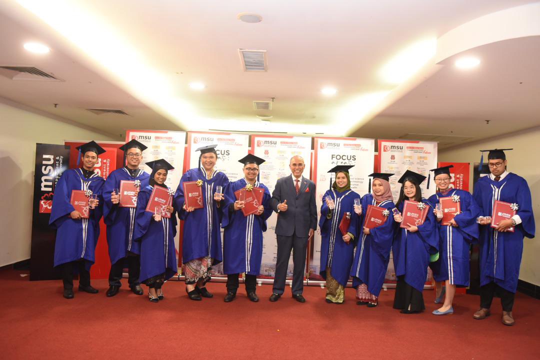 MohdShukriYajid's tweet photo. Congrats to Priestly Ivan Noah Simon, the @MSUCollege 25th Convocation's President Gold Medal Award and all the best student awards recipients at the #Graduasi25. You've done well and I'm proud of your achievements. A good start to your life's journey, keep going. @MSUmalaysia https://t.co/1y63t6rKDW