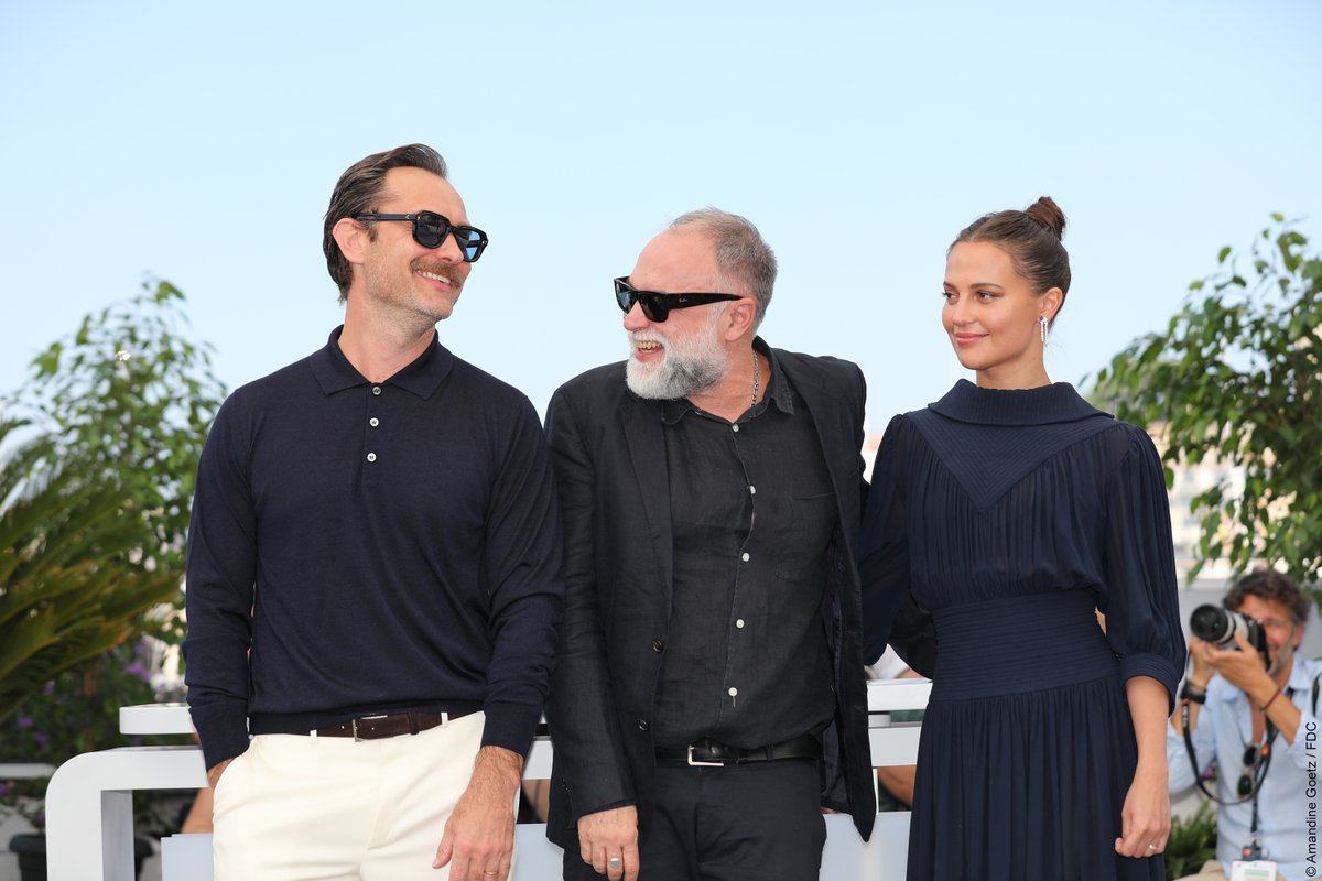 Festival_Cannes's tweet photo. 📸 1 film, 1 #Photocall : FIREBRAND (LE JEU DE LA REINE) by KARIM AÏNOUZ
-
Avec / With Jude Law, Alicia Vikander &amp; Karim Aïnouz

#Cannes2023 #Competition #SelectionOfficielle #OfficialSelection https://t.co/DJTYCPL4Q6