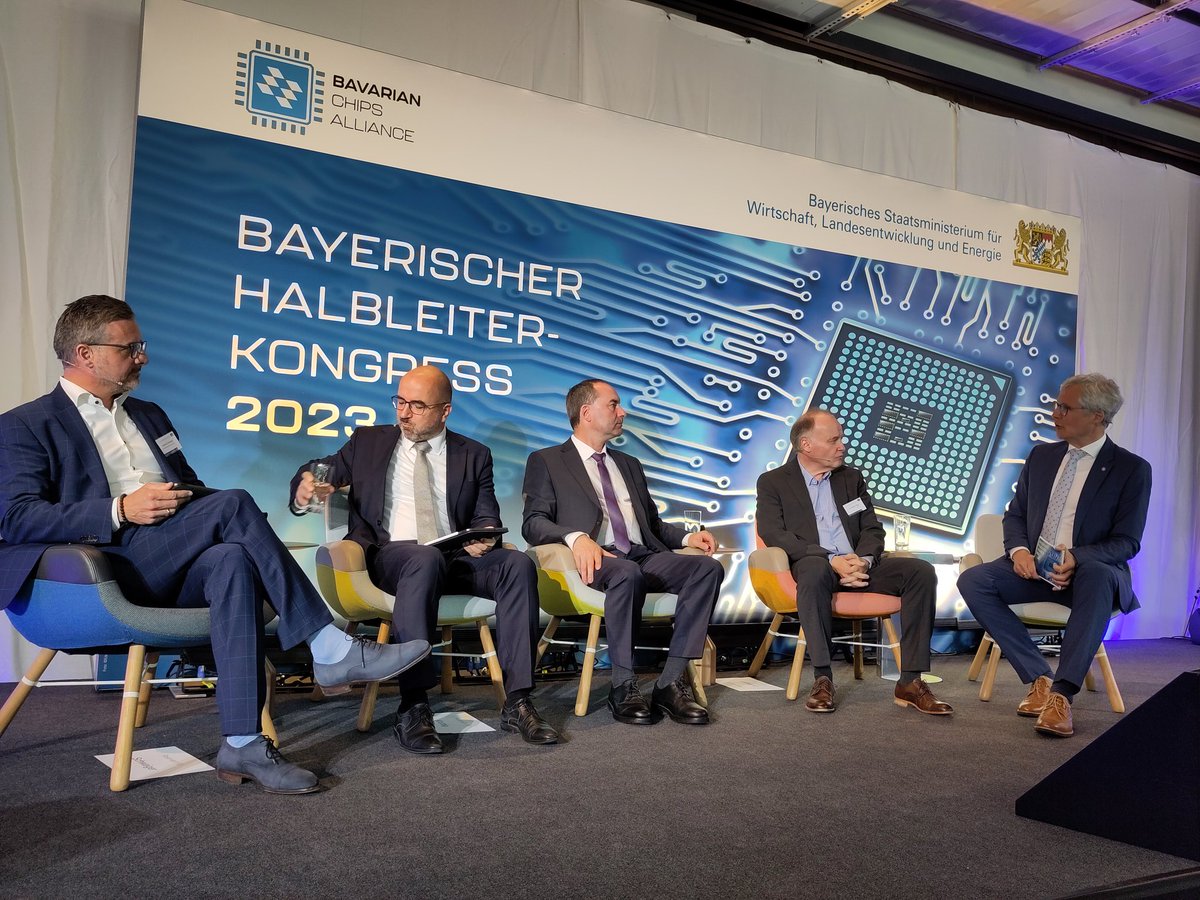 F_Boesenberg's tweet image. Jetzt Podiumsdiskussion mit @HubertAiwanger sowie @ZVEIorg @BMWK @TXInstruments + @BayStMWi . Thema u.a. Standort-Bedingungen für #Mikroelektronik in #Bayern + Deutschland.