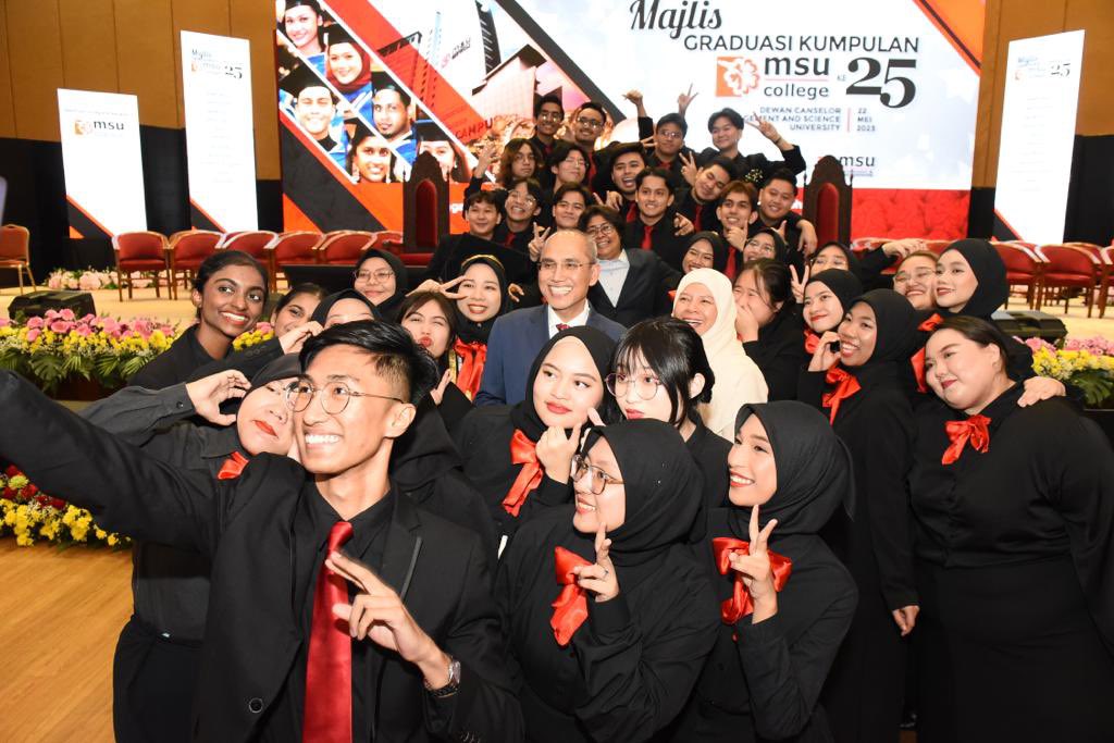 MohdShukriYajid's tweet photo. A round of applause for the @devoicemsu_ choir team, after the #MSUconvo31 &amp; #Graduasi25. Amazing rendition of songs to bring back the memories; amazing performances during our university events. Great job! @MSUMalaysia @MSUCollege @MSUscd https://t.co/F7d36Z97Qp