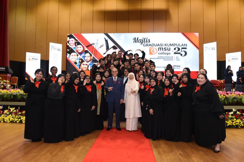 MohdShukriYajid's tweet photo. A round of applause for the @devoicemsu_ choir team, after the #MSUconvo31 &amp; #Graduasi25. Amazing rendition of songs to bring back the memories; amazing performances during our university events. Great job! @MSUMalaysia @MSUCollege @MSUscd https://t.co/F7d36Z97Qp