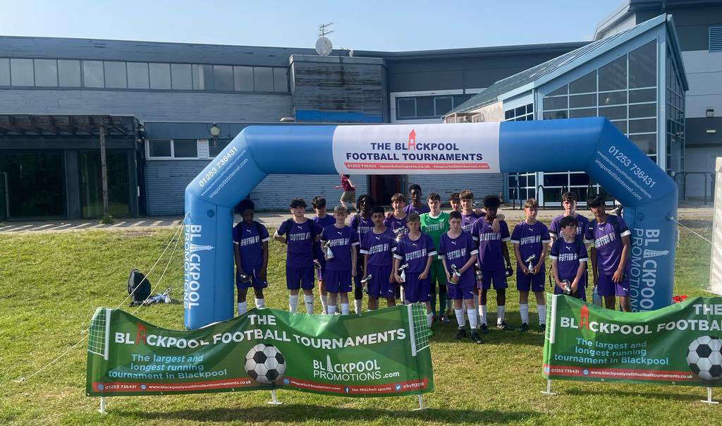 SpottedBy99's tweet photo. @byft2016  Absolute quality from this group of U14s over the weekend. Class on and off the pitch. 🙌⚽️ https://t.co/UqnYKrMbbN https://t.co/Krnvgw6WIf