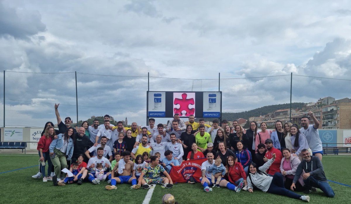 SJATLMontcada's tweet photo. Imagen para el recuerdo ! 
Ayer domingo nuestro Primer Equipo, se proclamó campeón de Segunda Catalana Grupo 4.

Gracias a todos por hacerlo posible ❤️💙 https://t.co/z8auqxdhlk